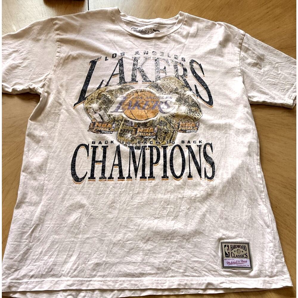 Mitchell & Ness LA Lakers 3-Peat Champions T-Shirt Y2K Vintage Style Shaq Kobe L